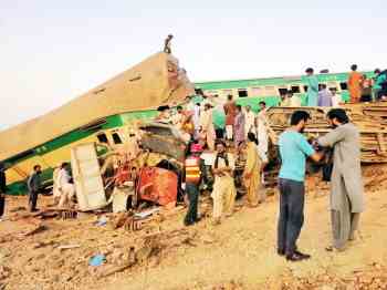 巴基斯坦火车相撞 造成至少13人死亡